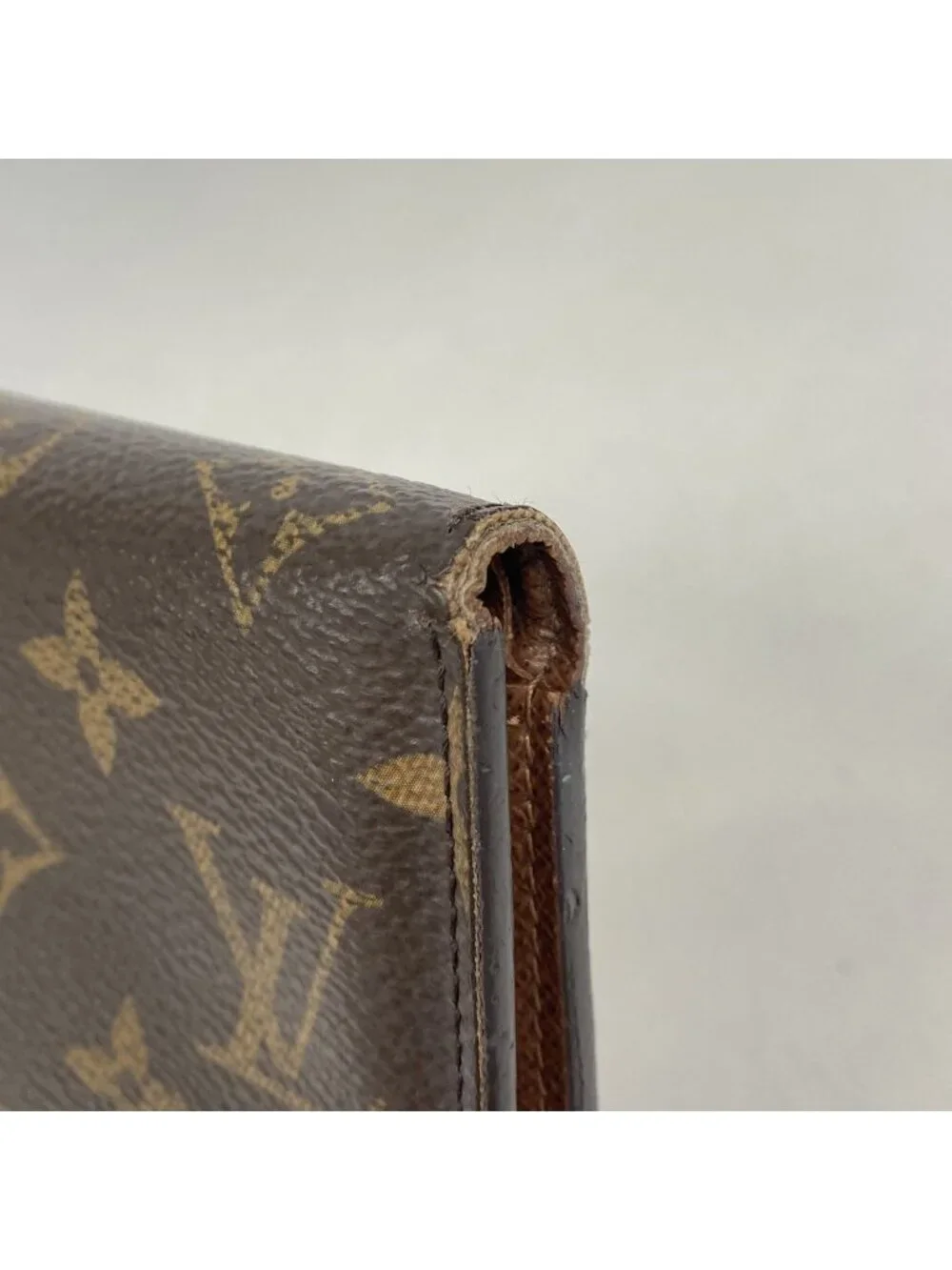 Louis Vuitton ladies victorine odors